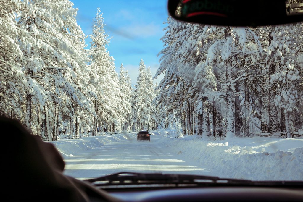 Partir au ski en voiture sur routes enneigées